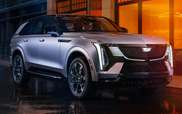 V řadě Cadillac se objevilo obrovské elektrické SUV