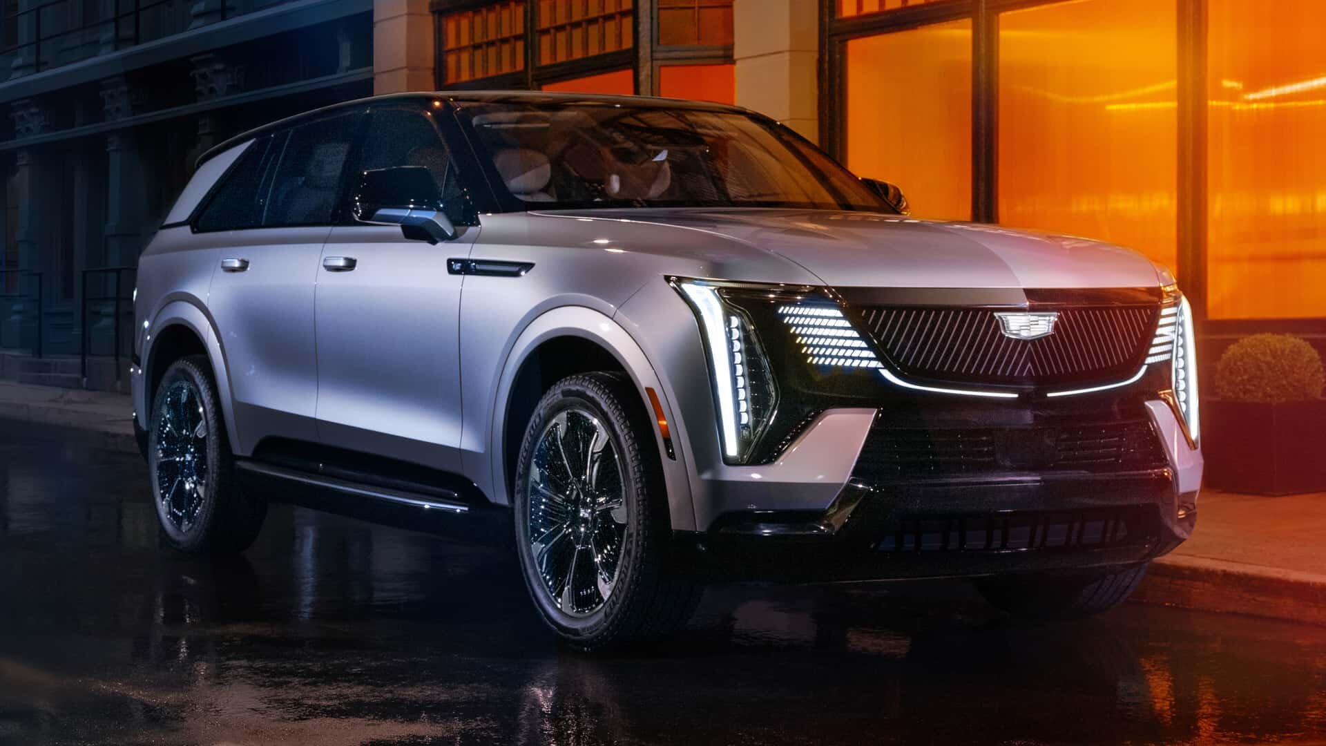 V řadě Cadillac se objevilo obrovské elektrické SUV