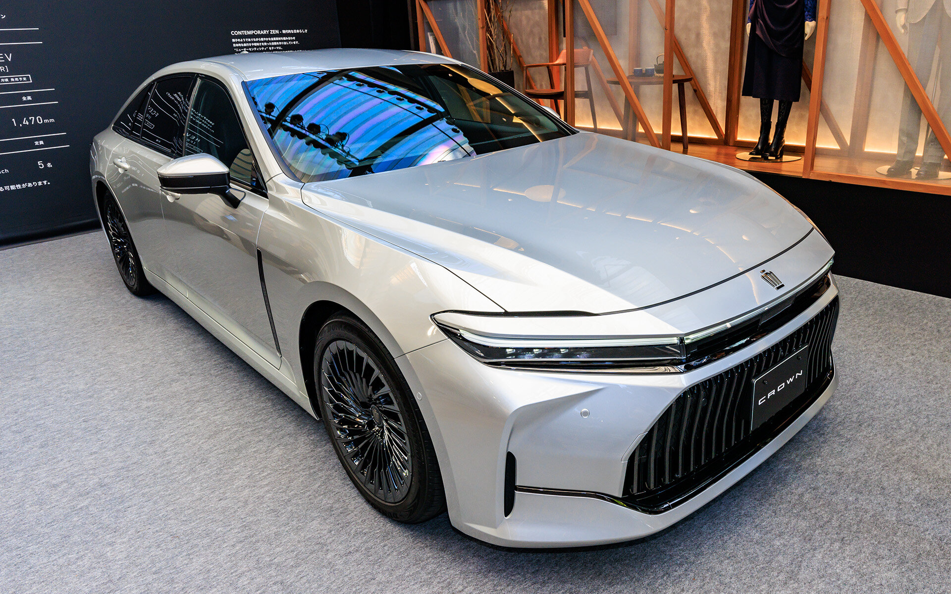 Toyota Crown nové generace: nyní i sedan