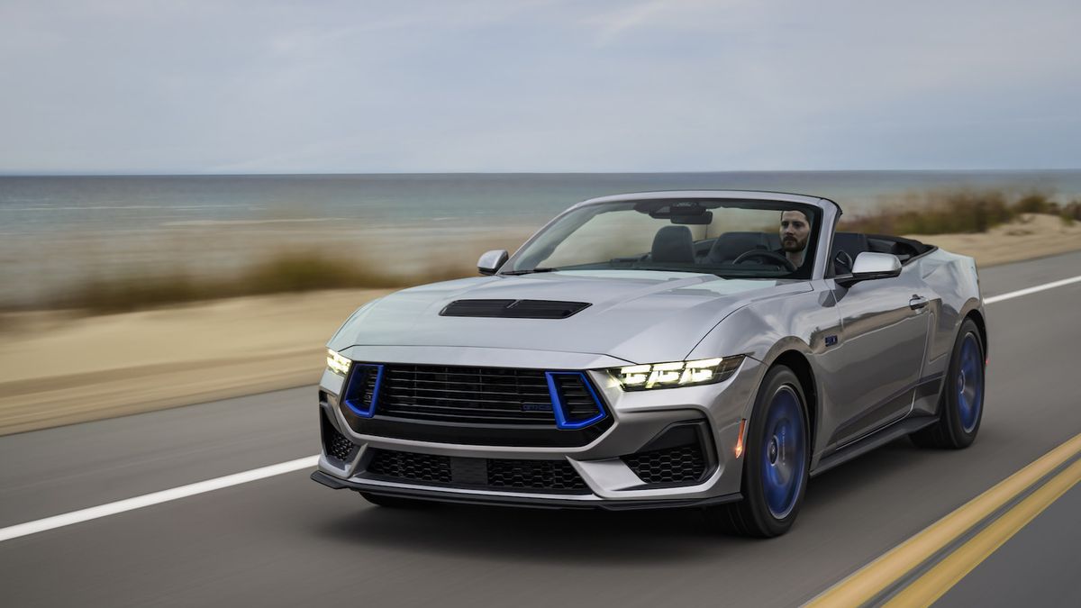 2024 Ford Mustang GT California speciální basové Rave modré bity