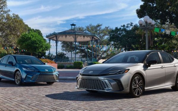 2025 Toyota Camry jde pouze hybridní a je k dispozici pokaždé