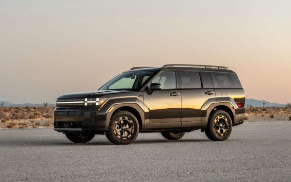 2024 Hyundai Santa Fe XRD vypadá venku v LA