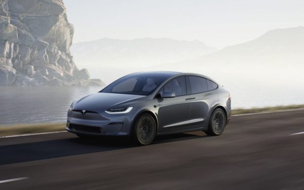 Tesla Model X a modely odvolány kvůli problému se zamykáním dveří