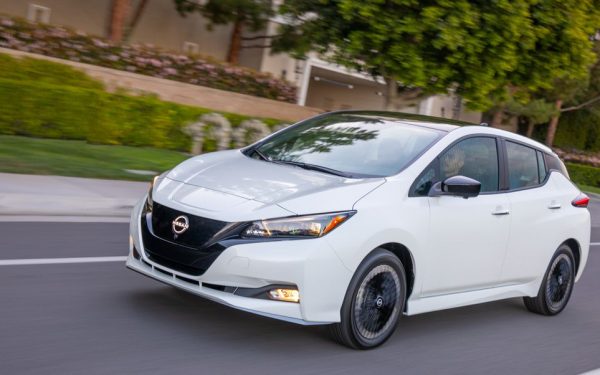 Nissan Leaf 2024 může stát méně než 26 tisíc USD s federálním daňovým kreditem