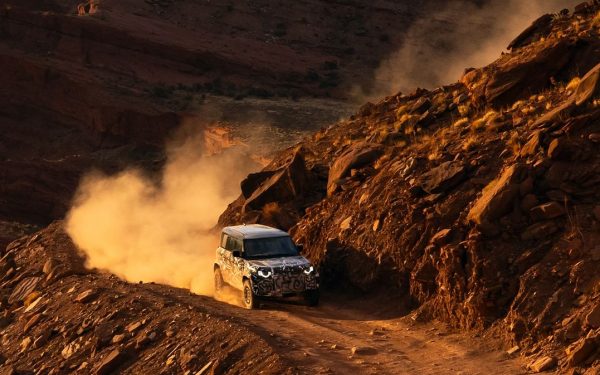 Nový Land Rover Defender OCTA bude vlajkovou lodí modelu V8