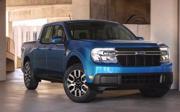 2025 Ford Maverick špehoval zcela neskrývaný ve sportovním obložení